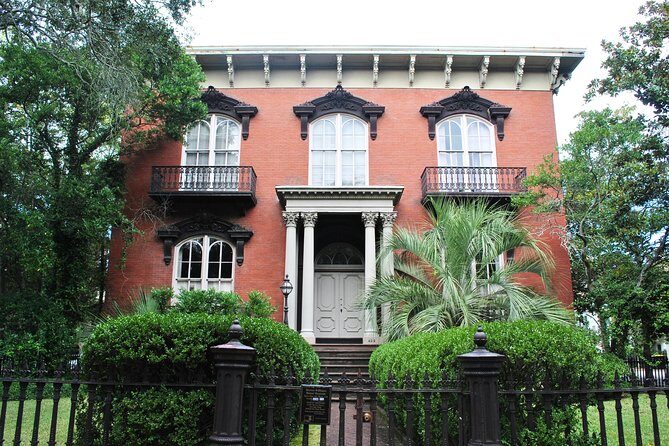 A Walk Through The Book "Midnight in the Garden of Good and Evil" - Why This Book-Spotting Walk Works in Savannah
