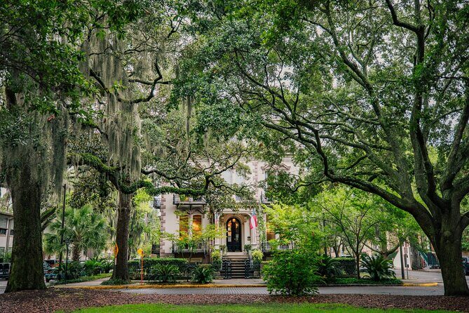 Astounding Scavenger Hunt: Historic Savannah Adventure - Chippewa Square and The Olde Pink House: the clue magnets