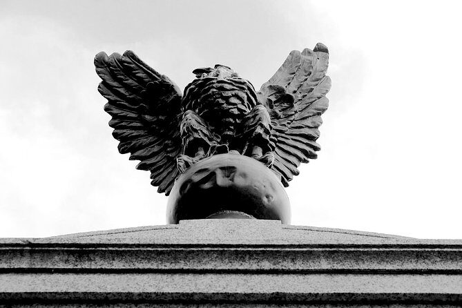 Genteel and Bard's Savannah Dark History and Ghost Encounter Walking Tour - Oglethorpe Square: the reputation starts here