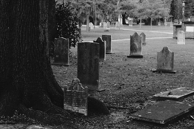 Genteel and Bard's Savannah Dark History and Ghost Encounter Walking Tour - Wright Square and Savannah’s first murder story