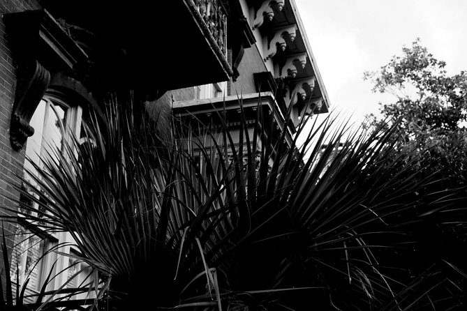 Genteel and Bard's Savannah Dark History and Ghost Encounter Walking Tour - Juliette Gordon Low Birthplace: secrets underfoot