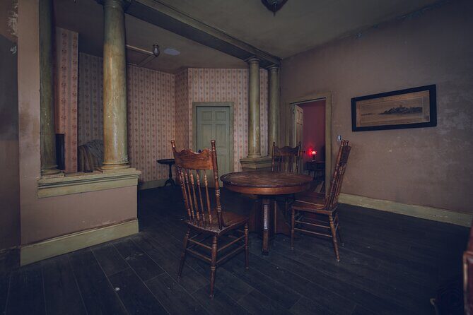 Ghost Hunters Paranormal Investigation - The guide style: history, mood, and staying with the group
