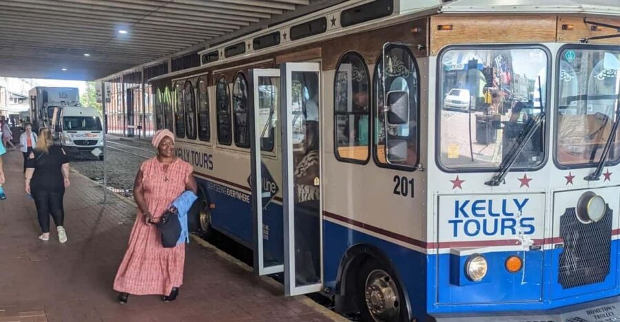 Savannah: Gullah Geechee Tour and Lunch - The 10:30 a.m. bus ride: River Street, Factor’s Walk, and Johnson Square