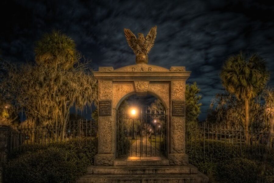 Savannah: Haunted Pub Crawl - The walk through historic squares: how the story pacing works