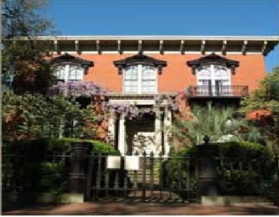 Savannah: History and Architecture Homes Walk - Finding the start: Warren Square in the middle of it all