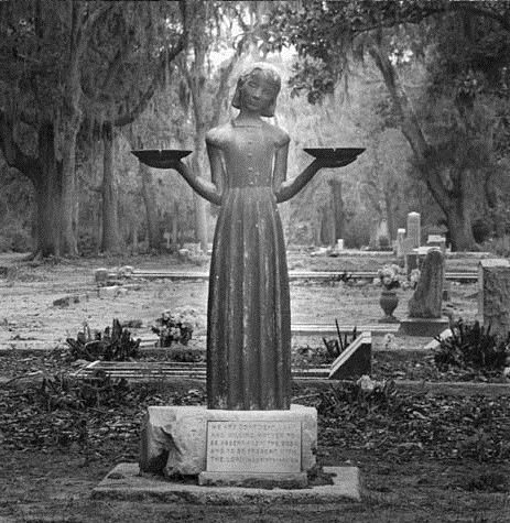 Savannah: Midnight in the Garden of Good and Evil Walk - Midnight in Savannah, told on foot from Oglethorpe Square