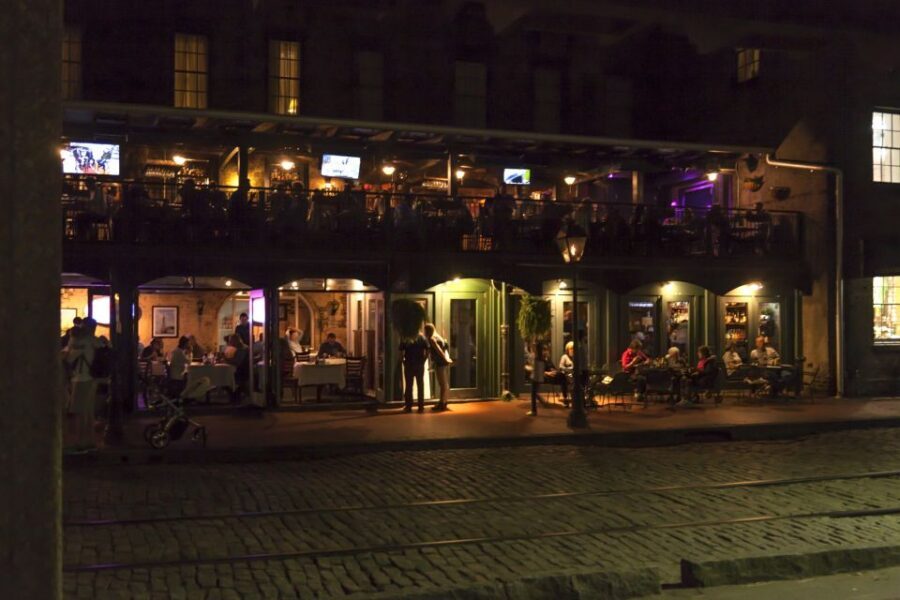 Savannah: Midnight in the Garden Walking Tour and Pub Crawl - Should You Book Midnight in the Garden of Good and Evil: Savannah Walking Tour and Pub Crawl?