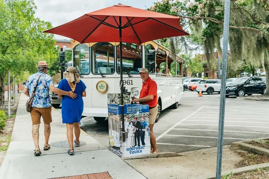 Savannah: Old Savannah Tours Historic Overview - Costumed narration and the 270+ years story arc