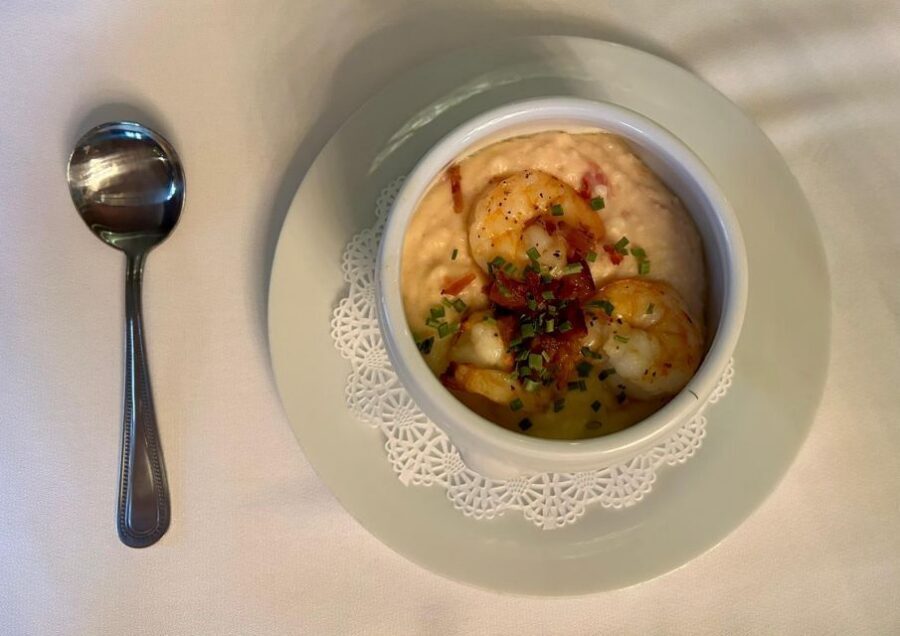 Savannah: Southern Traditions Dinner Tour - Guides and group size: small groups of up to 10 can move at your pace