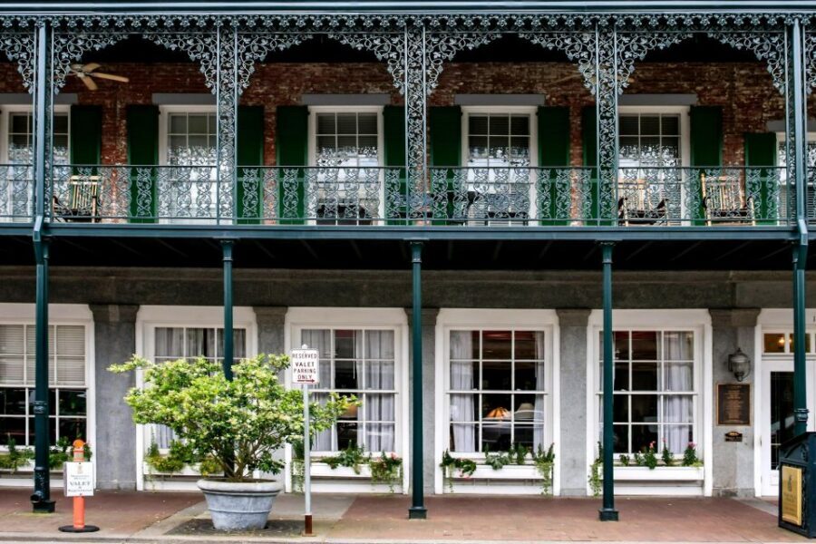 Savannah: Southern Traditions Dinner Tour - Starting at Madison Square: a 3-hour walking loop that fits the Historic District