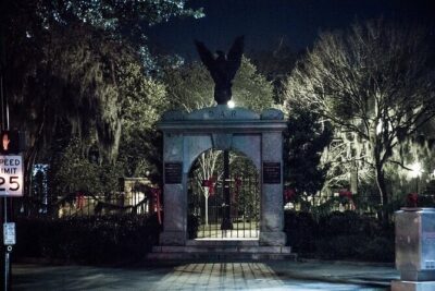 Savannah Terrors: Spirits & Spirits Haunted Pub Crawl - Meeting at Oglethorpe Square and Finding Your Guide Fast