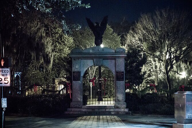 Savannah Terrors: Spirits & Spirits Haunted Pub Crawl - Meeting at Oglethorpe Square and Finding Your Guide Fast