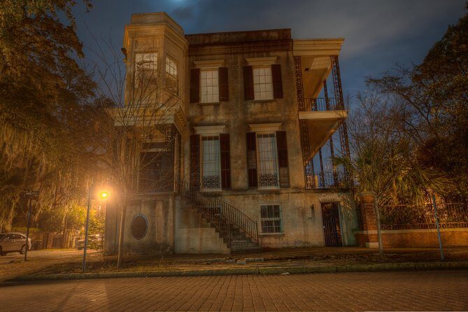 Savannah's Ghost City "Dead of Night" Walking Night Tour - Entering the Night: Johnson Square and Nathaniel Greene’s Monument