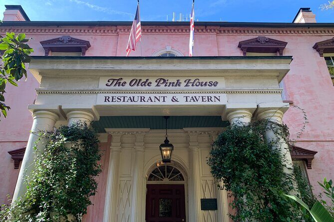 Self-Guided 'Old Squares of Savannah' Solo Walking Tour - Davenport House Museum area and Columbia Square’s historic fountain