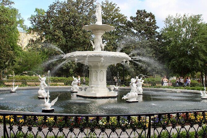 The Best of Savannah: Private Half-Day Walking Tour - The Marshall House and Johnson Square: Civil War-era walls and a famous monument