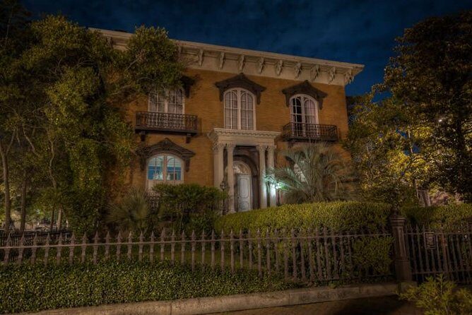 The Grave Tales Ghost Tour in Savannah - The walking reality: shoes, pace, and uneven sidewalks