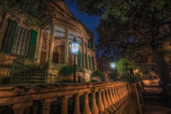 The Grave Tales Ghost Tour in Savannah - Weather and timing: rain or shine, but come prepared